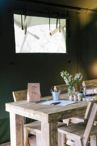 TV a/nebo společenská místnost v ubytování Sibbecks Farm Glamping