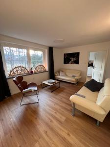 ein Wohnzimmer mit einem Sofa und einem Tisch in der Unterkunft Ferienhaus Bergblick - mit Sauna und Dampfbad und Yacuzzi in Sehma