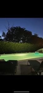 Bazén v ubytovaní BY NEPTUNE - La Villa Courtenay Piscine Privée alebo v jeho blízkosti