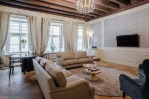 a living room with a couch and a table at Hotel Unicus Palace Old Town in Kraków