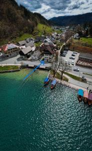 un grupo de barcos en un cuerpo de agua en Lakeview Bled Heaven Apartments, en Bled