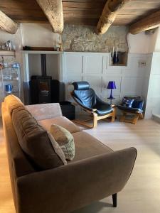 een woonkamer met een bank en een stoel bij Sotto il fico in Agnino