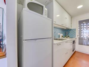 Kuchyňa alebo kuchynka v ubytovaní Apartment Rhodas by Interhome