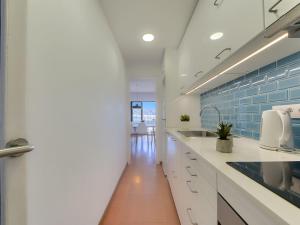 Kuchyňa alebo kuchynka v ubytovaní Apartment Rhodas by Interhome