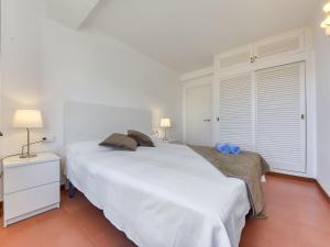 Posteľ alebo postele v izbe v ubytovaní Apartment Rhodas by Interhome