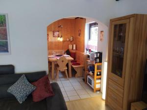 een woonkamer met een bank en een keuken met een tafel bij Apartment Am Hohen Bogen-35 by Interhome in Arrach +27 foto's