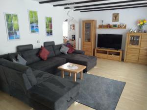 een woonkamer met een bank en een tafel bij Apartment Am Hohen Bogen-35 by Interhome in Arrach