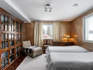 1 dormitorio con 2 camas y estante para libros en Holiday Home Mustijoenranta by Interhome en Numminen