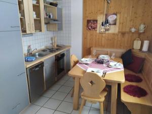 een kleine keuken met een tafel en een wastafel bij Apartment Am Hohen Bogen-35 by Interhome in Arrach