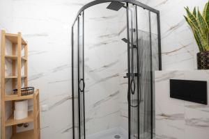 La salle de bains est pourvue d'une douche et d'une cabine de verre. dans l'établissement Apartament Kawałek Podłogi, à Piechowice