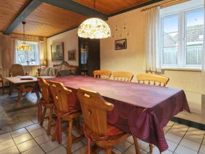 uma sala de jantar com mesa e cadeiras em Holiday Home Marinka - 8km from the sea in Western Jutland by Interhome em Højer
