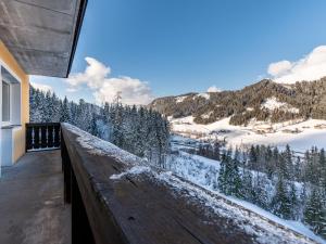 balcón con vistas a una montaña nevada en Holiday Home Pilz by Interhome, en Rohrmoos-Untertal