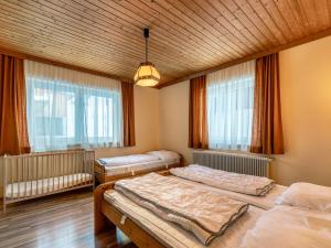 1 dormitorio con 2 camas y techo de madera en Holiday Home Pilz II - SLD510 by Interhome, en Rohrmoos-Untertal