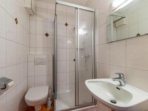 Un baño con ducha, lavabo e inodoro. en Holiday Home Pilz by Interhome, en Rohrmoos-Untertal 31 fotos más