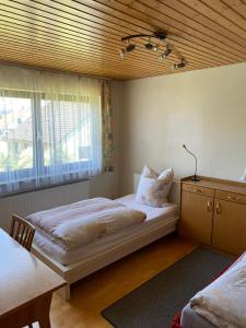 um quarto com uma cama grande e uma janela em Alex em Schwäbisch Gmünd