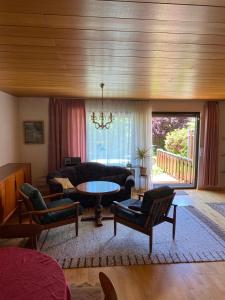 ein Wohnzimmer mit einem Sofa und einem Tisch in der Unterkunft Alex in Schwäbisch Gmünd