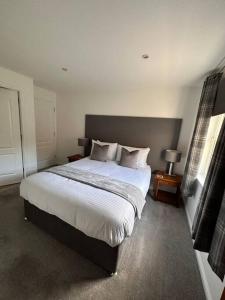 Ένα ή περισσότερα κρεβάτια σε δωμάτιο στο Apartment in Queens Court, Banchory