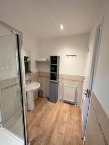een badkamer met een wastafel, een douche en een toilet bij Apartment in Queens Court, Banchory in Inchmarlo