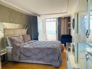 - une chambre avec un lit et une grande fenêtre dans l'établissement Ksar Rimal par IMMO MARINA Vacances de Rêve G, à Marina Smir