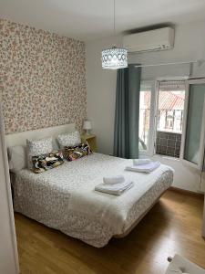 Un dormitorio con una cama con toallas. en Hostal Flat55Madrid, en Madrid