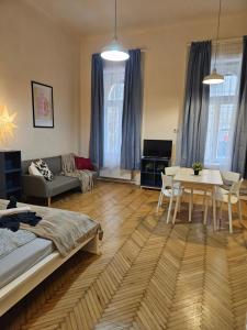 Sala de estar con cama y mesa en Chic Central Rooms, en Budapest