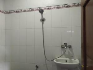 een badkamer met een douche en een wastafel bij MATRONA in Bajawa