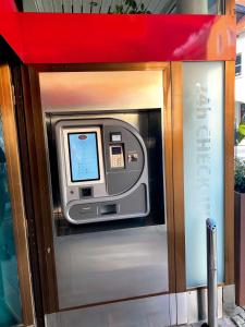 Anzeige einer Geldautomaten in einem Laden in der Unterkunft Hasi's Hotel in Grafing