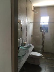 y baño con aseo y lavamanos. en CASA QUINTA BELLO HORIZONTE, en La Mesa