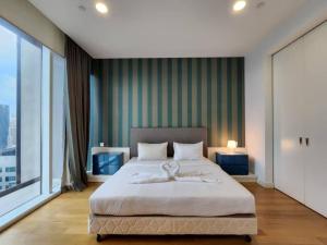 1 dormitorio con cama grande y ventana grande en The Platinum KLCC By Victoria Home, en Kuala Lumpur