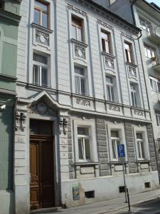 een wit gebouw met een parkeerbord ervoor bij Downtown 3 BDR Charm - walk to all attractions in Bratislava
