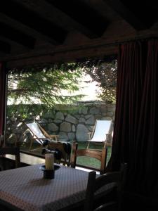 Besiberri في أرتييس: طاولة مع شمعة على رأس طاولة مع نافذة