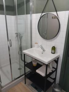 Et badeværelse på Villa au calme avec grande piscine + 31 billeder