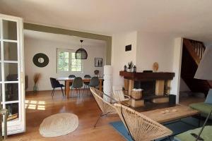 Et opholdsområde på Villa au calme avec grande piscine