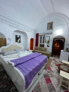 馬爾丁的住宿－Aydınbey konagı，一间大卧室,配有一张大床和一张沙发