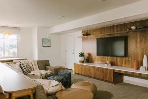 uma sala de estar com um sofá e uma televisão de ecrã plano em Element Charlotte Uptown em Charlotte