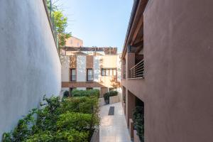 an alley way between two buildings with plants at Loly Boutique Hotel Roma in Rome