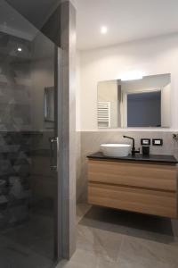 uma casa de banho com um lavatório e um espelho em Abete rosso em Tesero