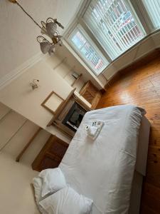 sypialnia z białym łóżkiem i oknem w obiekcie The Westerner w mieście Newport