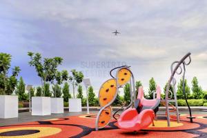 een weergave van een speeltuin met een vliegtuig in de lucht bij Morning Tiffany / Opposite IMAGO / KK City Center in Kota Kinabalu
