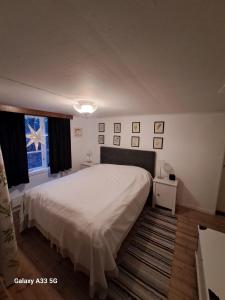 LinnerydにあるBastanäs Rosenbergのベッドルーム(大きな白いベッド1台、窓付)