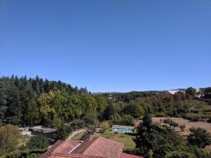 una vista aerea su un parco alberato di Casas do Corgo a Vila Real