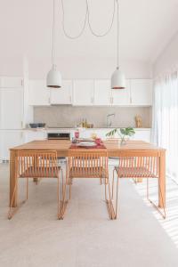 une cuisine avec une table en bois et deux chaises dans l'établissement Casa Sa Sal _ Costa Brava, à Begur