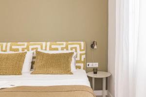 - une chambre avec un lit et une table de chevet dans l'établissement Casa Sa Sal _ Costa Brava, à Begur