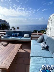 - un canapé bleu installé sur une terrasse donnant sur l'océan dans l'établissement Casa Sa Sal _ Costa Brava, à Begur