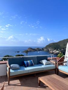 - un canapé bleu sur une terrasse avec vue sur l'océan dans l'établissement Casa Sa Sal _ Costa Brava, à Begur