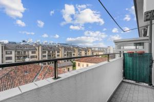 een balkon met uitzicht op de stad bij ROG27-Large apartment with transport close to home- in Milaan