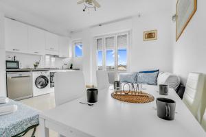 een keuken en een woonkamer met een wit aanrecht bij ROG27-Large apartment with transport close to home- in Milaan