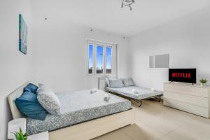 een woonkamer met een bank en een stoel bij ROG27-Large apartment with transport close to home- in Milaan