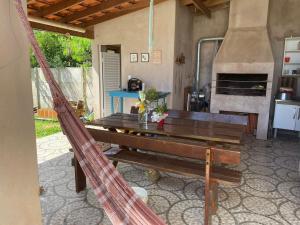uma cozinha com uma mesa de madeira e um fogão em Chalé Rústico com piscina em São Gabriel