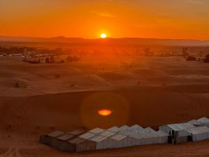 Adrouineにあるmerzouga berber tentsの夕日の砂漠の景色